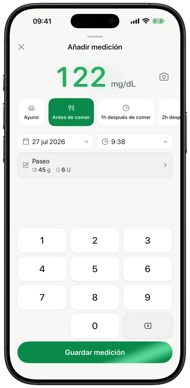 Pantalla de registro de Gludiary con un teclado numérico de botones grandes, un acceso directo a la cámara para escanear el glucómetro, chips de contexto de comida y notas opcionales de carbohidratos e insulina