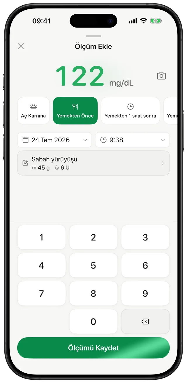 Gludiary ölçüm ekleme ekranı: büyük tuşlu sayı paneliyle 122 mg/dL girişi, tarayıcıya geçiş için kamera kısayolu, öğün etiketi çipleri, tarih ve saat seçiciler, not alanında karbonhidrat 45g ve insülin 6Ü ikonları, Ölçümü Kaydet düğmesi