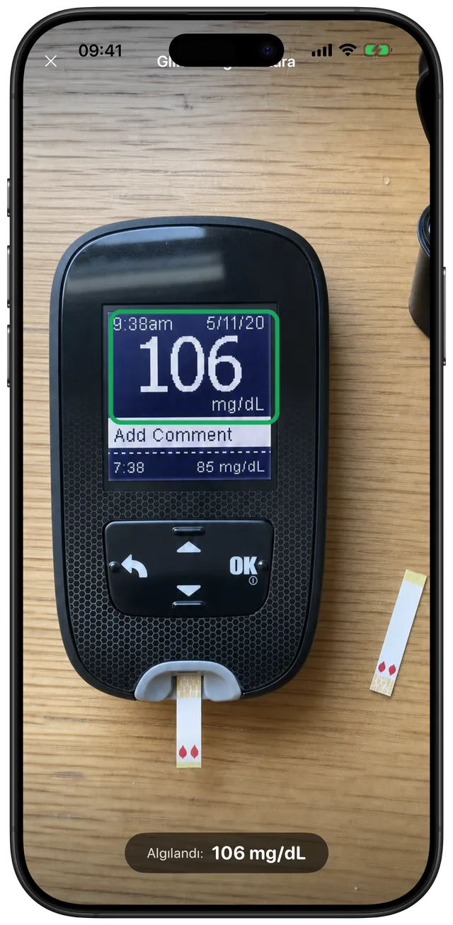Gludiary tarayıcısı bir glukometreye yöneltilmiş; ekrandaki değeri otomatik algılayıp yakalıyor: Algılandı 106 mg/dL